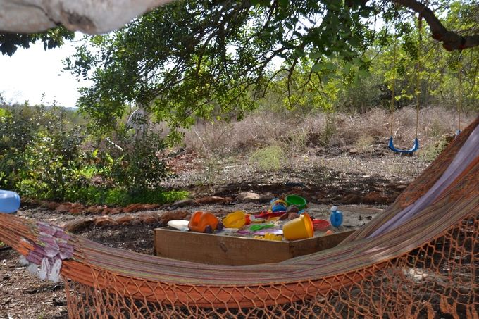 Op een schaduwrijke plek onder de bomen hebben wij een speelweide gemaakt voor de kids met een trampoline, zandbak, schommel,plonsbadje  en heel veel leuk speelgoed!